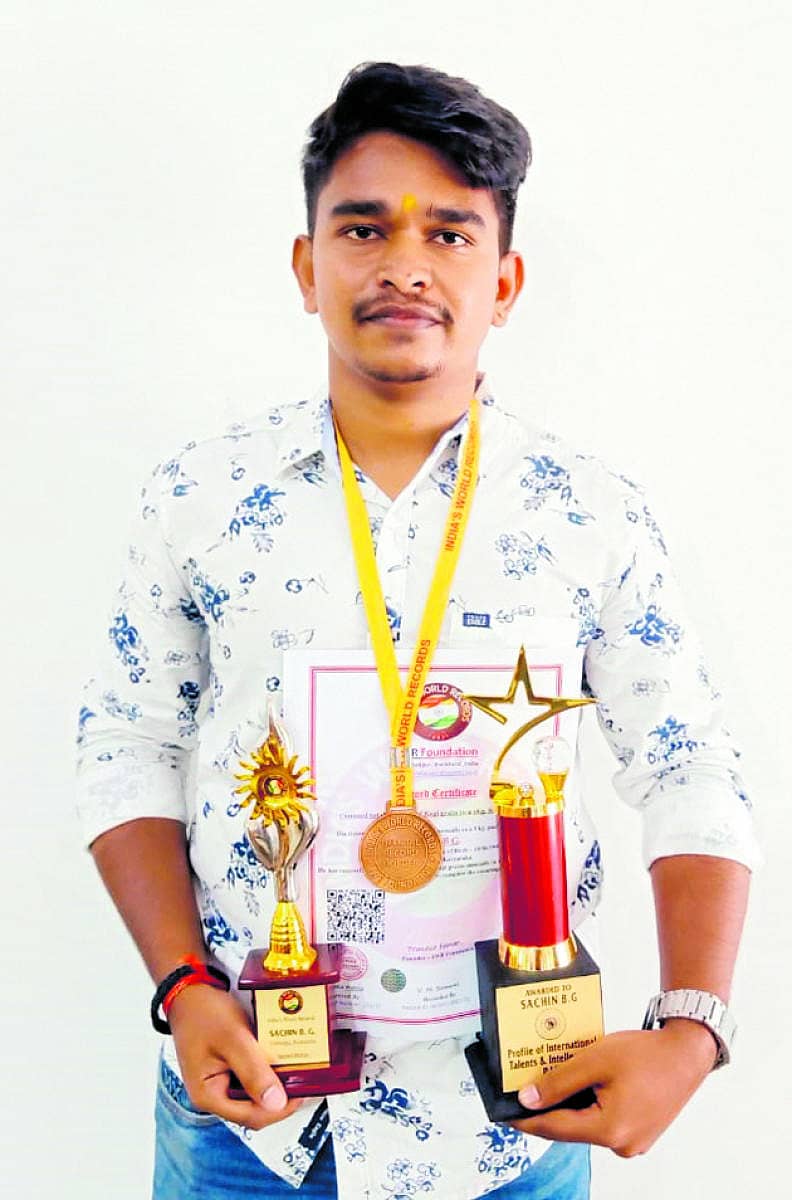 ಪ್ರಶಸ್ತಿಯೊಂದಿಗೆ ಸಚಿನ್