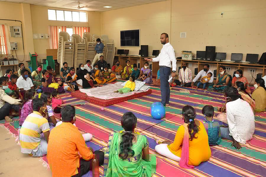 ಎರಡು ದಿನಗಳ ಕಾರ್ಯಾಗಾರದಲ್ಲಿ ಸೆರೆಬ್ರಲ್ ಪಾಲ್ಸಿಯಿಂದ ಬಳಲುತ್ತಿರುವ ಮಕ್ಕಳ ಪೋಷಕರಿಗೆ ವಿವರಣೆ ನೀಡುತ್ತಿರುವ ಪ್ರವೀಣ್ ಕುಮಾರ್