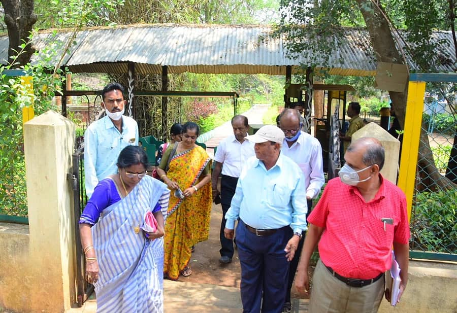 ಹಾವೇರಿ ಜಿಲ್ಲಾ ಬಾಲಭವನದ ಉದ್ಯಾನವನ್ನು ರಾಜ್ಯ ಬಾಲಭವನ ಸೊಸೈಟಿ ಅಧ್ಯಕ್ಷೆ ಚಿಕ್ಕಮ್ಮ ಬಸವರಾಜ ಅವರು ಗುರುವಾರ ಪರಿಶೀಲಿಸಿದರು