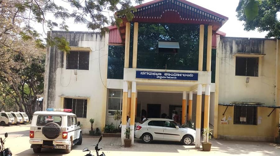 ಚಿಕ್ಕಮಗಳೂರಿನ ನಗರಸಭೆಗೆ ನಗರ ಠಾಣೆ ಪೊಲೀಸರು ಭೇಟಿ ನೀಡಿದ್ದರು.