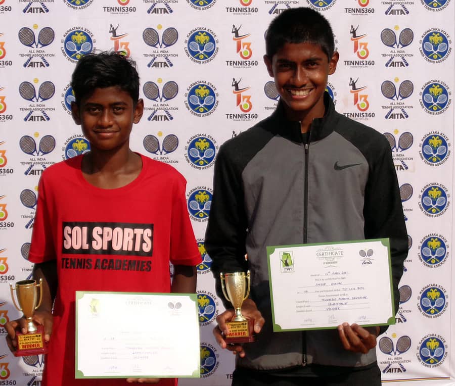 ಬಾಲಕರ ಡಬಲ್ಸ್ ವಿಭಾಗದ ಪ್ರಶಸ್ತಿ ಗೆದ್ದ ಜೇಸನ್ (ಎಡ) ಮತ್ತು ಅನೂಪ್