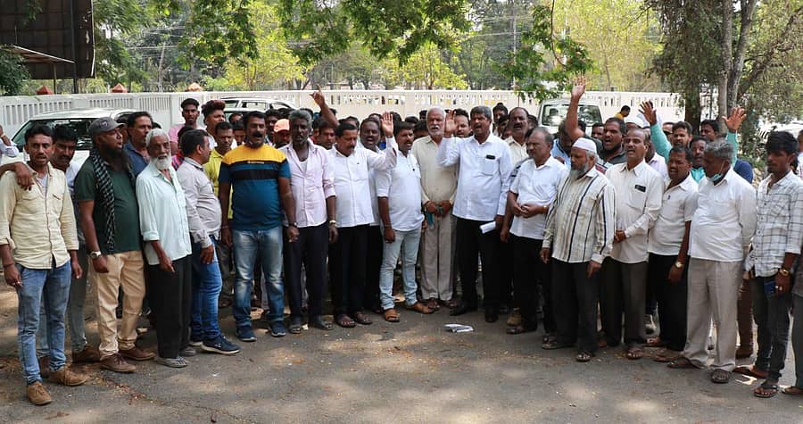 ಹಾಸನ ಜಿಲ್ಲಾಧಿಕಾರಿ ಕಚೇರಿ ಎದುರು ಜೆಡಿಎಸ್ ಕಾರ್ಯಕರ್ತರು ಪ್ರತಿಭಟನೆ ನಡೆಸಿದರು.
