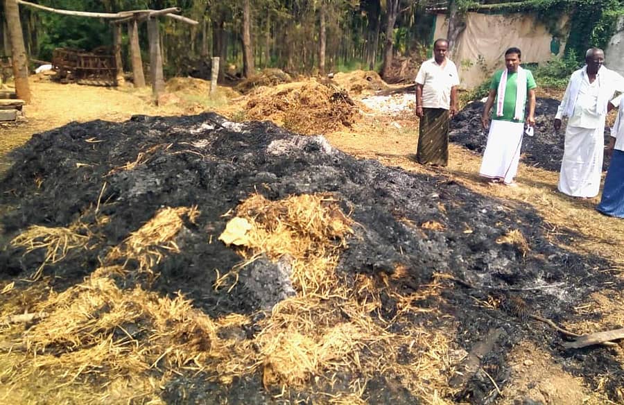 ಬಸವಾಪಟ್ಟಣ ಸಮೀಪದ ಮರಬನಹಳ್ಳಿಯಲ್ಲಿ ಭತ್ತದ ಬಣವೆ ಸುಟ್ಟಿದ್ದು, ಸ್ಥಳಕ್ಕೆ ಗುರುವಾರ ಭೇಟಿ ನೀಡಿದ ಜಿಲ್ಲಾ ಪಂಚಾಯಿತಿ ಸದಸ್ಯ ತೇಜಸ್ವಿ ಪಟೇಲ್ ಭೇಟಿ ನೀಡಿ ರೈತರಿಗೆ ಸಾಂತ್ವನ ಹೇಳಿದರು.