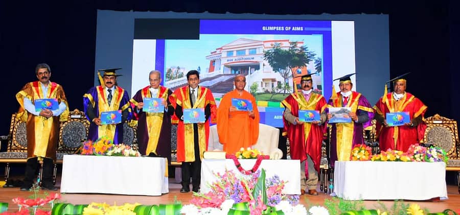 ನಾಗಮಂಗಲ ತಾಲ್ಲೂಕಿನ ಆದಿಚುಂಚನಗಿರಿ ವೈದ್ಯಕೀಯ ಕಾಲೇಜಿನಲ್ಲಿ ನಡೆದ ಪದವಿ ಪ್ರದಾನ ಸಮಾರಂಭದಲ್ಲಿ ಗಣ್ಯರು ‘ಏಮ್ಸ್ ಕಲಾಕೃತಿ’ ಪುಸ್ತಕ ಬಿಡುಗಡೆ ಮಾಡಿದರು