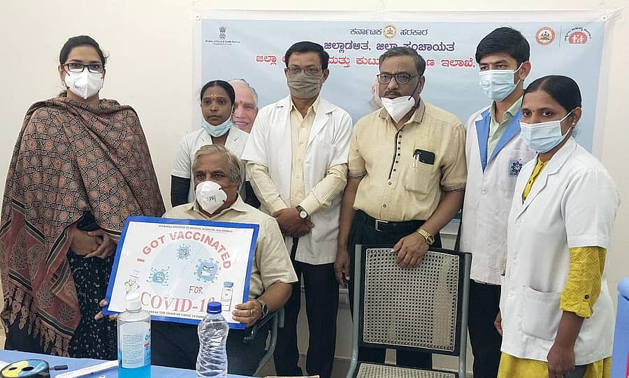 ಕಲಬರ್ಗಿಯ ಜಿಮ್ಸ್ ಲಸಿಕಾ ಕೇಂದ್ರದಲ್ಲಿ ಶುಕ್ರವಾರ ಜಿಲ್ಲಾಧಿಕಾರಿ ವಿ.ವಿ. ಜ್ಯೋತ್ಸ್ನಾ ಅವರು ತಮ್ಮ ತಂದೆ ಜೋಷಿ ಅವರಿಗೆ ಕೋವಿಡ್ ಲಸಿಕೆ ಕೊಡಿಸಿದರು