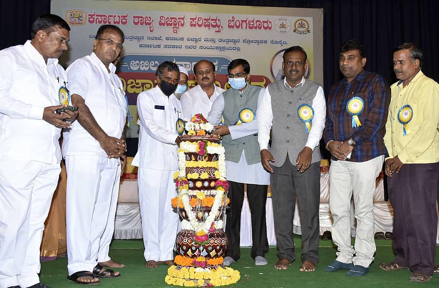 ಬೀದರ್ನಲ್ಲಿ ಶುಕ್ರವಾರ 13ನೇ ಅಖಿಲ ಕರ್ನಾಟಕ ವಿಜ್ಞಾನ ಸಮ್ಮೇಳನವನ್ನು ಶ್ರೀ ಸತ್ಯಸಾಯಿ ವಿಶ್ವವಿದ್ಯಾಲಯದ ವಿಜ್ಞಾನಿ ಡಾ.ಎಂ.ಎಸ್. ಜೋಗದ ಉದ್ಘಾಟಿಸಿದರು