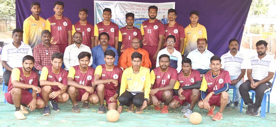 ದೆಹಲಿಯಲ್ಲಿ ನಡೆಯಲಿರುವ ಹ್ಯಾಂಡ್ಬಾಲ್ ಚಾಂಪಿಯನ್ಶಿಪ್ಗೆ ತೆರಳಿದ ಕ್ರೀಡಾಪಟುಗಳನ್ನು ಚಿತ್ರದುರ್ಗದ ಮಾದಾರ ಚನ್ನಯ್ಯ ಗುರುಪೀಠದ ಬಸವಮೂರ್ತಿ ಮಾದಾರ ಚನ್ನಯ್ಯ ಸ್ವಾಮೀಜಿ ಹರಸಿದರು.