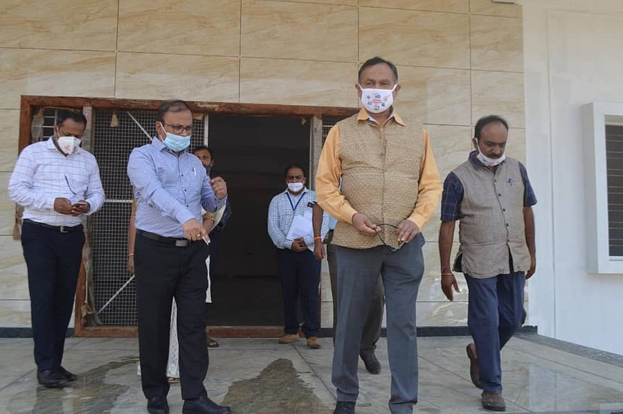 ಹಾಸನ ಎಂಜಿನಿಯರಿಂಗ್‌ ಕಾಲೇಜು ಕಟ್ಟಡದದಲ್ಲಿ ನಿರ್ಮಿಸುತ್ತಿರುವ ಸ್ಟ್ರಾಂಗ್ ರೂಂ ಅನ್ನು ರಾಜ್ಯ ಮುಖ್ಯ ಚುನಾವಣಾಧಿಕಾರಿ ಸಂಜೀವ್‌ ಕುಮಾರ್‌ ಪರಿಶೀಲಿಸಿದರು.