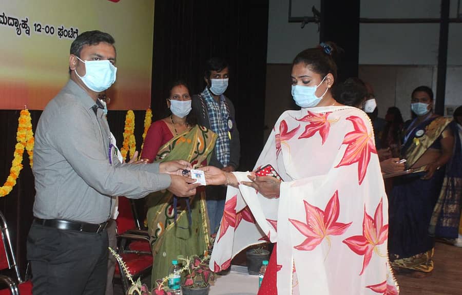 ಕೋಲಾರದಲ್ಲಿ ಶುಕ್ರವಾರ ನಡೆದ ಲಿಂಗತ್ವ ಹಾಗೂ ಲೈಂಗಿಕ ಅಲ್ಪಸಂಖ್ಯಾತರ ಸೌಹಾರ್ದ ಸಮುದಾಯ ಹಬ್ಬ ಕಾರ್ಯಕ್ರಮದಲ್ಲಿ ಜಿಲ್ಲಾಧಿಕಾರಿ ಆರ್.ಸೆಲ್ವಮಣಿ ಲೈಂಗಿಕ ಅಲ್ಪಸಂಖ್ಯಾತರಿಗೆ ಗುರುತಿನ ಚೀಟಿ ವಿತರಿಸಿದರು.