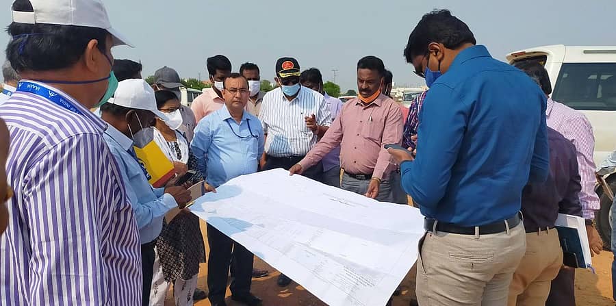 ರಾಯಚೂರು ವಿಮಾನ ನಿಲ್ದಾಣ ನಿರ್ಮಾಣ ಉದ್ದೇಶಿತ ಸ್ಥಳವಾದ ಯರಮರಸ್ಗೆ ವಿಮಾನ ನಿಲ್ದಾಣ ಪ್ರಾಧಿಕಾರ ಅಧಿಕಾರಿಗಳ ತಂಡವು ಶುಕ್ರವಾರ ಭೇಟಿ ನೀಡಿ ಪರಿಶೀಲಿಸಿತು