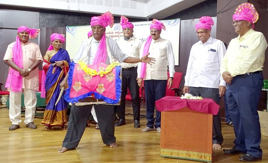 ಹಾಲುಮತ ಸಂಸ್ಕೃತಿ ಸಮ್ಮೇಳನದ ಸರ್ವಾಧ್ಯಕ್ಷ ಜಾನಪದ ವಿದ್ವಾಂಸ ಸಿದ್ದಣ್ಣ ಎಫ್.ಜಕಬಾಳ ಡೊಳ್ಳು ಬಾರಿಸಿ ಗಮನ ಸೆಳೆದರು