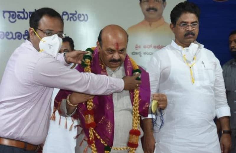 ಹುಬ್ಬಳ್ಳಿ ತಾಲ್ಲೂಕಿನ ಛಬ್ಬಿ ಗ್ರಾಮದಲ್ಲಿ ನಡೆದ ಗ್ರಾಮ ವಾಸ್ತವ್ಯ ಕಾರ್ಯಕ್ರಮದಲ್ಲಿ ಭಾಗಿಯಾದ ಗೃಹ ಸಚಿವ ಬಸವರಾಜ ಬೊಮ್ಮಾಯಿ ಅವರನ್ನು ಜಿಲ್ಲಾಧಿಕಾರಿ ನಿತೇಶ್ ‌ಪಾಟೀಲ ಸನ್ಮಾನಿಸಿದರು