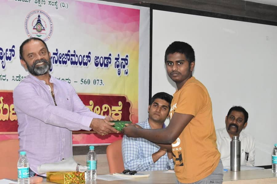 ನಾಗರಾಜ ವಸ್ತಾರೆ ವಿದ್ಯಾರ್ಥಿಯೊಬ್ಬರಿಗೆ ಬಹುಮಾನ ವಿತರಿಸಿದರು