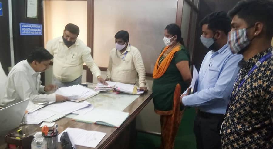 ಚಿಕ್ಕಮಗಳೂರಿನ ನಗರಸಭೆ ಕಚೇರಿಯಲ್ಲಿ ಶುಕ್ರವಾರ ಜಿಲ್ಲಾಧಿಕಾರಿ ಕೆ.ಎನ್‌.ರಮೇಶ್‌ ಅವರು ಪರಿಶೀಲನೆ ನಡೆಸಿದರು.