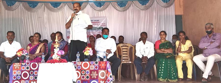 ನರಸಿಂಹರಾಜಪುರ ತಾಲ್ಲೂಕು ಶೆಟ್ಟಿಕೊಪ್ಪದ ಕಡಹಿನಬೈಲು ಗ್ರಾಮದಲ್ಲಿ ಶನಿವಾರ ನಡೆದ ಗ್ರಾಮ ವಾಸ್ತವ್ಯ ಕಾರ್ಯಕ್ರಮದಲ್ಲಿ ಶಾಸಕ ಟಿ.ಡಿ.ರಾಜೇಗೌಡ ಮಾತನಾಡಿದರು.