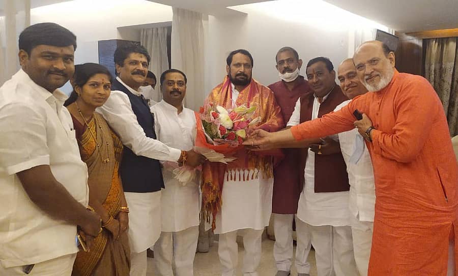 ಬೆಂಗಳೂರಲ್ಲಿ ಶನಿವಾರ ಬಸವಕಲ್ಯಾಣ ಉಪ ಚುನಾವಣೆಗೆ ಕ್ಷೇತ್ರದ ಚುನಾವಣಾ ಉಸ್ತುವಾರಿ, ಡಿಸಿಎಂ ಲಕ್ಷ್ಮಣ ಸವದಿ ಅವರಿಗೆ ಬಿಜೆಪಿ ಮುಖಂಡ ಸೂರ್ಯಕಾಂತ ನಾಗಮಾರಪಳ್ಳಿ ಅವರು ಹೂಗುಚ್ಛ ನೀಡಿ ಸ್ವಾಗತಿಸಿದರು. ಟಿಕೆಟ್ ಅಕಾಂಕ್ಷಿಗಳಾದ ಮಲ್ಲಿಕಾರ್ಜುನ ಖೂಬಾ, ಗುಂಡು ರೆಡ್ಡಿ, ಸಂಜಯ ಪಟವಾರಿ ಇದ್ದಾರೆ