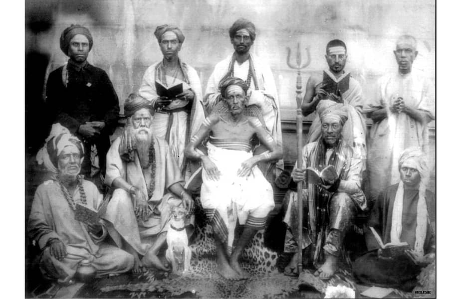 ಸಿದ್ಧಾರೂಢರು, ಶಿಶುನಾಳರು, ಗರಗದ ಮಡಿವಾಳಪ್ಪ, ನವಲಗುಂದದ ನಾಗಲಿಂಗಪ್ಪ ಅವರು ಒಟ್ಟಿಗೆ ಕೂತಿರುವ ಚಿತ್ರಪಟ