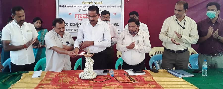 ಕೊಪ್ಪ ತಾಲ್ಲೂಕು ಶಿರಕರಡಿ ಗ್ರಾಮದಲ್ಲಿ ಹಮ್ಮಿಕೊಂಡಿದ್ದ ಗ್ರಾಮ ವಾಸ್ತವ್ಯ ಕಾರ್ಯಕ್ರಮವನ್ನು ಚಿಕ್ಕಮಗಳೂರು ಉಪ ವಿಭಾಗಾಧಿಕಾರಿ ಡಾ. ಎಚ್.ಎಲ್.ನಾಗರಾಜ್, ಜಿಲ್ಲಾ ಪಂಚಾಯಿತಿ ಸದಸ್ಯ ಎಸ್.ಎನ್.ರಾಮಸ್ವಾಮಿ ಉದ್ಘಾಟಿಸಿದರು.