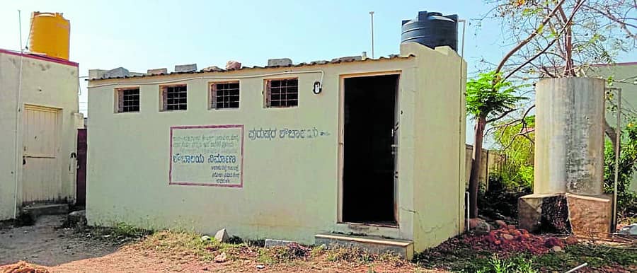 ಹಿರಿಯೂರು ತಾಲ್ಲೂಕಿನ ಹೊಸಯಳನಾಡು ಗ್ರಾಮದ ಸರ್ಕಾರಿ ಶಾಲೆಯಲ್ಲಿರುವ ಶೌಚಾಲಯ.