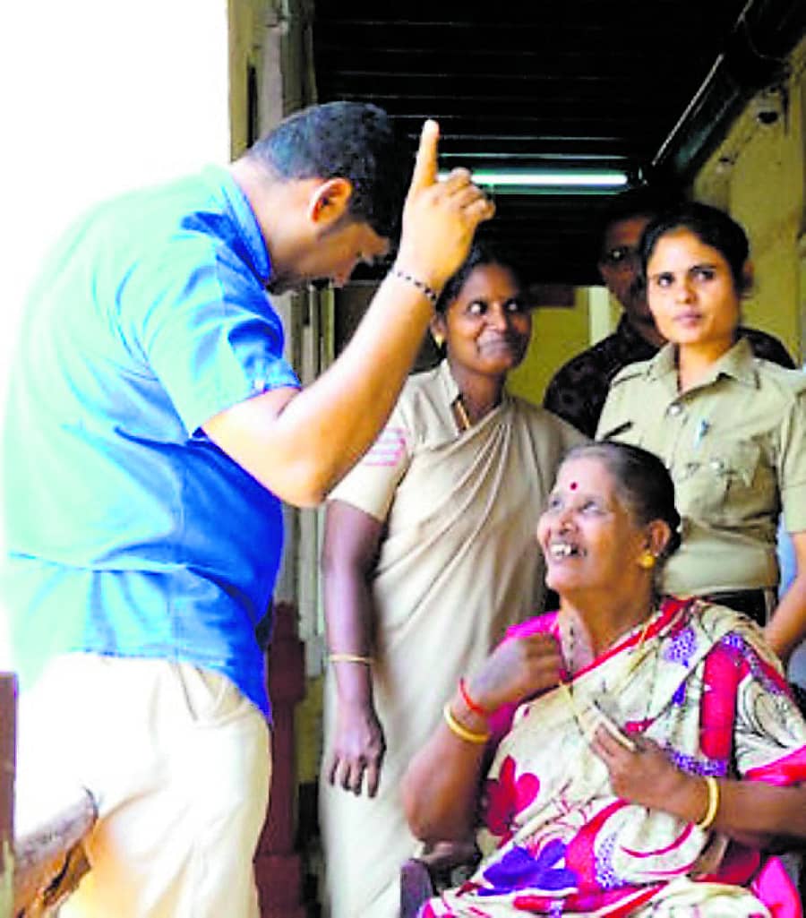 ಹೊನ್ನಮ್ಮ ಅವರೊಂದಿಗೆ ಕೈ ಸನ್ನೆಯ ಮೂಲಕ ಸಂವಹನ ಮಾಡುತ್ತಿರುವ ಪೊಲೀಸ್ ಸಿಬ್ಬಂದಿ