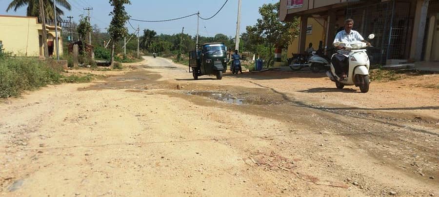 ಪಾಂಡವಪುರ ತಾಲ್ಲೂಕಿನ ಕೆಅರ್ಎಸ್ ಹಿನ್ನೀರಿನ ಬಸ್ತಿಹಳ್ಳಿ–ಹೊಸಕನ್ನಂಬಾಡಿ ರಸ್ತೆಯಲ್ಲೇ ನೀರು ಹರಿದು ಗುಂಡಿ ಬಿದ್ದಿರುವುದು