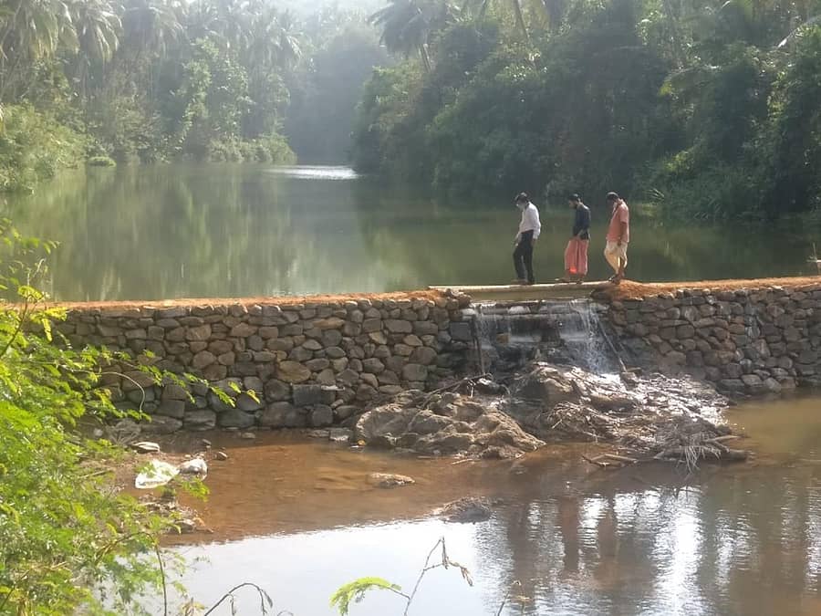 ಸಾಂಪ್ರದಾಯಿಕ ರೀತಿಯಲ್ಲಿ ಕಲ್ಲು ಮತ್ತು ಮಣ್ಣಿನಿಂದ ಕಟ್ಟಿರುವ ಏತಡ್ಕದ ಓಡಂಗಲ್ಲು ಕಟ್ಟ