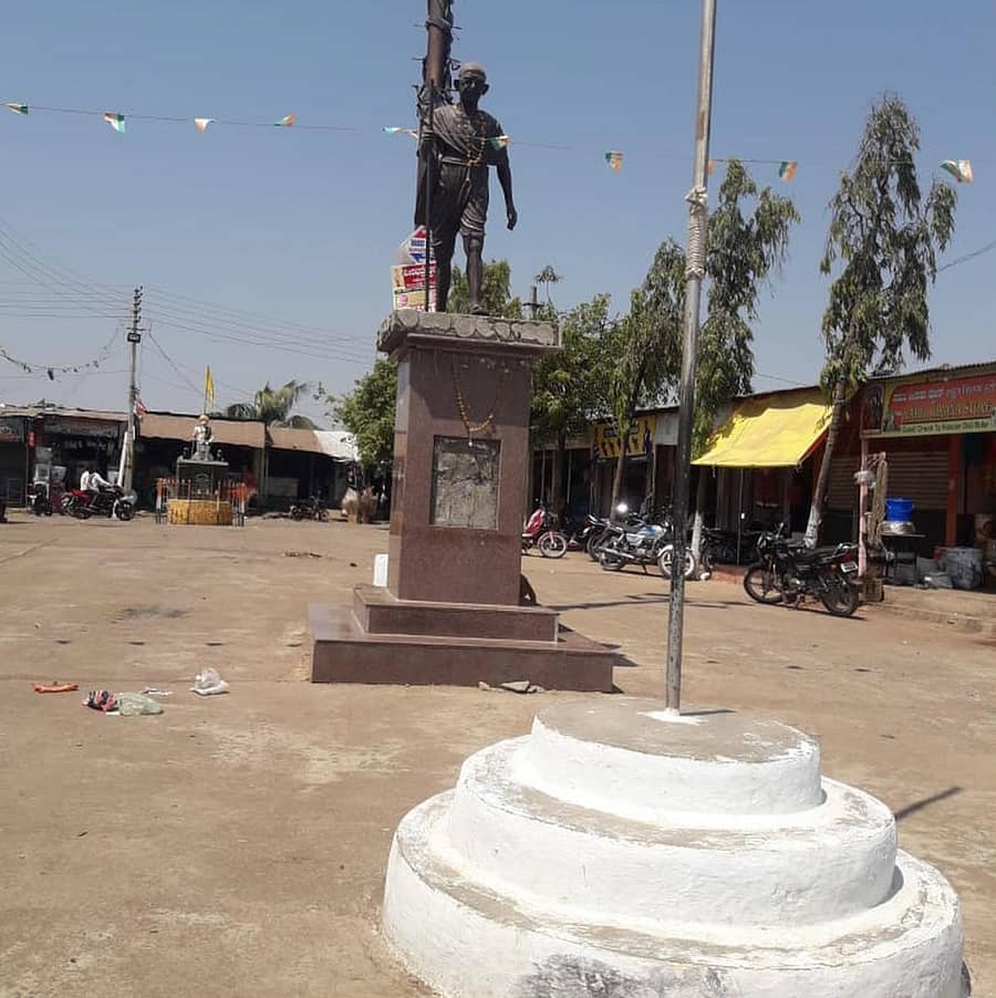 ಹುಲಸೂರಲ್ಲಿ ಒಂದೇ ರಸ್ತೆಯಲ್ಲಿ ಸರತಿ ಸಾಲಿನಂತೆ ಮೂರು ಪ್ರತಿಮೆ ಹಾಗೂ ಧ್ವಜಕಟ್ಟೆಗಳು ಇದೆ