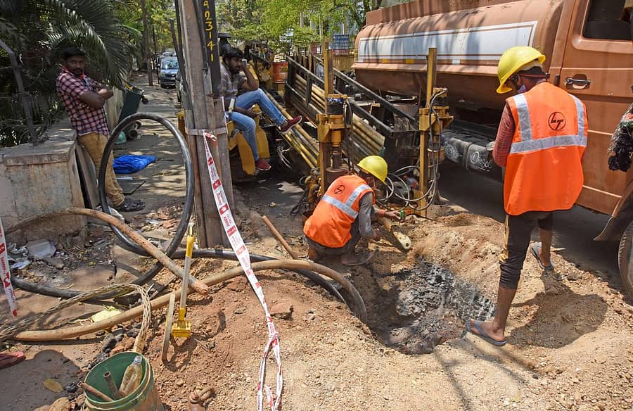 ನಗರದ ಮಲ್ಲೇಶ್ವರದಲ್ಲಿ ಭೂಗತ ಕೇಬಲ್ ಅಳವಡಿಕೆ ಕಾರ್ಯ ನಡೆಯುತ್ತಿದೆ - ಪ್ರಜಾವಾಣಿ ಚಿತ್ರ ಎಂ.ಎಸ್. ಮಂಜುನಾಥ್