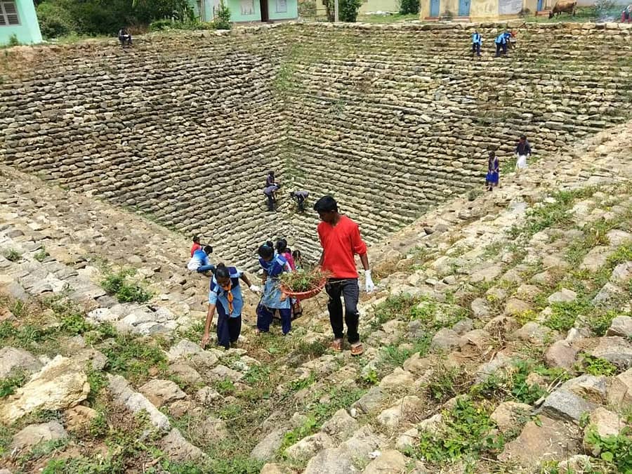 ಯಲಗುಂದದಲ್ಲಿ ಕಲ್ಯಾಣಿ ಸ್ವಚ್ಛಗೊಳಿಸುತ್ತಿರುವ ಗಿರೀಶ್ ಮತ್ತು ತಂಡ.