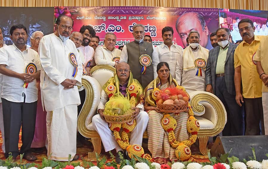 ಎಚ್.ಎಂ.ರೇವಣ್ಣ ಮತ್ತು ವತ್ಸಲಾ ರೇವಣ್ಣ ಅವರನ್ನು ವಿರೋಧ ಪಕ್ಷದ ನಾಯಕ ಸಿದ್ದರಾಮಯ್ಯ ಅಭಿನಂದಿಸಿದರು. ಕವಿ ಡಾ.ಸಿದ್ದಲಿಂಗಯ್ಯ, ಲೇಖಕಿ ಬಿ.ಟಿ.ಲಲಿತಾ ನಾಯ್ಕ್, ಎಂ.ವೀರಪ್ಪ ಮೊಯಿಲಿ, ಕೆಪಿಸಿಸಿ ಕಾರ್ಯಾಧ್ಯಕ್ಷ ರಾಮಲಿಂಗಾರೆಡ್ಡಿ, ವಿಧಾನ ಪರಿಷತ್ ಸಭಾಪತಿ ಬಸವರಾಜ ಹೊರಟ್ಟಿ, ಬಿ.ಕೆ.ರವಿ ಮತ್ತು ಮಾಜಿ ಶಾಸಕ ಚಂದ್ರಶೇಖರ್ ಇದ್ದಾರೆ -ಪ್ರಜಾವಾಣಿ ಚಿತ್ರ