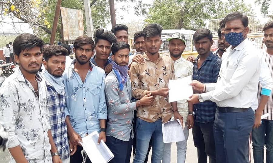 ರಾಯಚೂರಿನಲ್ಲಿ ಮಾನ್ವಿ ಪಟ್ಟಣದ ಅಂಬೇಡ್ಕರ್ ಮೆಟ್ರಿಕ್ ನಂತರದ ಬಾಲಕರ ವಸತಿ ನಿಲಯದ ವಿದ್ಯಾರ್ಥಿಗಳು ಮೂಲಸೌಕರ್ಯ ಒದಗಿಸಲು ಆಗ್ರಹಿಸಿ ಜಿಲ್ಲಾಡಳಿತಕ್ಕೆ ಸೋಮವಾರ ಮನವಿ ಸಲ್ಲಿಸಿದರು