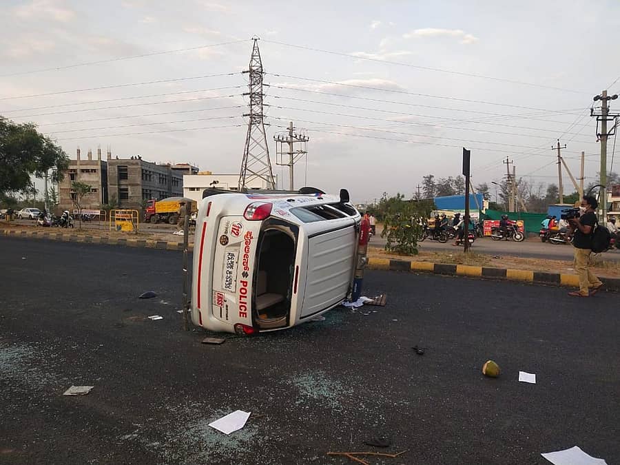 ಜಖಂಗೊಂಡ ಪೊಲೀಸ್ ವಾಹನ