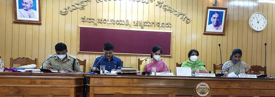 ಚಿಕ್ಕಮಗಳೂರಿನಲ್ಲಿ ಆಯೋಜಿಸಿದ್ದ ಸಭೆಯಲ್ಲಿ ಸಿ.ಶಿಖಾ ಮಾತನಾಡಿದರು. ಜಿಲ್ಲಾಧಿಕಾರಿ ಕೆ.ಎನ್.ರಮೇಶ್ ಇದ್ದಾರೆ.