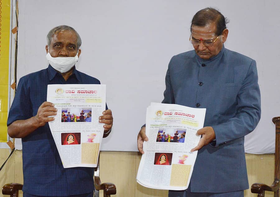 ದಾವಣಗೆರೆ ವಿಶ್ವವಿದ್ಯಾಲಯದಿಂದ ಸೋಮವಾರ ಏರ್ಪಡಿಸಿದ್ದ ಕಾರ್ಯಕ್ರಮದಲ್ಲಿ ಡಾ. ವಿಜಯ ಸಂಕೇಶ್ವರ ಅವರು ಪತ್ರಿಕೋದ್ಯಮ ವಿಭಾಗದ ವತಿಯಿಂದ ಆರಂಭಿಸಿದ ‘ದಾವಿ ಸಮಾಚಾರ’ ಪತ್ರಿಕೆಯನ್ನು ಬಿಡುಗಡೆ ಮಾಡಿದರು. ಕುಲಪತಿ ಪ್ರೊ. ಶರಣಪ್ಪ ವಿ. ಹಲಸೆ ಇದ್ದಾರೆ.