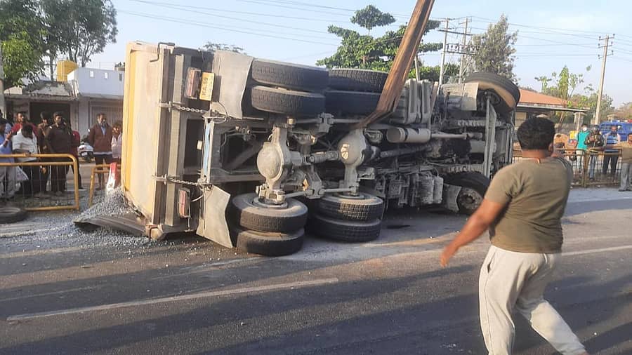 ಅಪಘಾತದಲ್ಲಿ ಮುಗುಚಿ ಬಿದ್ದಿರುವ ಟಿಪ್ಪರ್ ಲಾರಿ