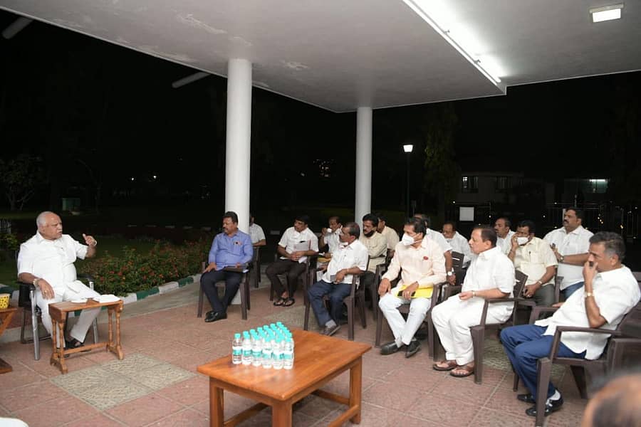 ಮುಖ್ಯಮಂತ್ರಿ ಅವರನ್ನು ಭೇಟಿಯಾದ ಶಾಸಕರು ಅಭಿವೃದ್ಧಿ ವಿಚಾರಗಳ ಬಗ್ಗೆ ಚರ್ಚಿಸಿದರು.