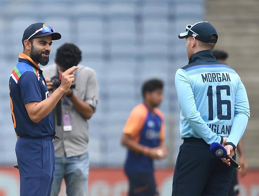 ಟಾಸ್ ಸಂದರ್ಭದಲ್ಲಿ ಭಾರತ ತಂಡದ ನಾಯಕ ವಿರಾಟ್ ಕೊಹ್ಲಿ ಮತ್ತು ಇಂಗ್ಲೆಂಡ್ ನಾಯಕ ಎಯಾನ್ ಮಾರ್ಗನ್ (ಪಿಟಿಐ ಚಿತ್ರ)