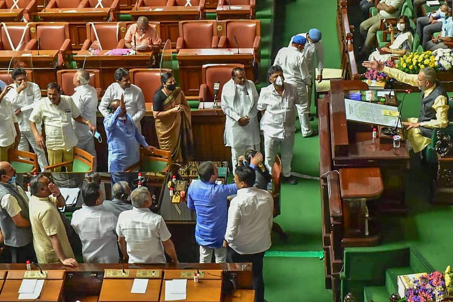 ಮಾಜಿ ಸಚಿವ ರಮೇಶ್ ಜಾರಕಿಹೊಳಿ ವಿರುದ್ಧ ಅತ್ಯಾಚಾರ ಪ್ರಕರಣ ದಾಖಲಿಸಬೇಕು ಎಂದು ಒತ್ತಾಯಿಸಿ ಕಾಂಗ್ರೆಸ್ನ ಶಾಸಕರು ವಿಧಾನಸಭೆಯಲ್ಲಿ ಧರಣಿ ನಡೆಸಿದರು. (ಪ್ರಜಾವಾಣಿ ಚಿತ್ರ)