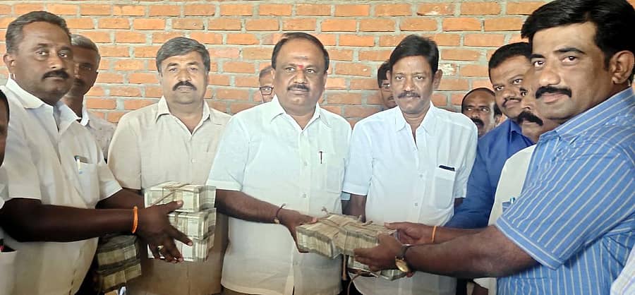 ಬಾಗೇಪಲ್ಲಿ ಡಿಸಿಸಿ ಬ್ಯಾಂಕ್ ಪ್ರಗತಿ ಪರಿಶೀಲನಾ ಸಭೆಯಲ್ಲಿ ಸಹಕಾರ ಸಂಘಗಳಲ್ಲಿನ ಠೇವಣಿ ಹಣವನ್ನು ಸಂಘಗಳ ಅಧ್ಯಕ್ಷರು, ಕಾರ್ಯದರ್ಶಿಗಳು ಡಿಸಿಸಿ ಬ್ಯಾಂಕಿನ ಅಧ್ಯಕ್ಷ ಬ್ಯಾಲಹಳ್ಳಿ ಗೋವಿಂದೇಗೌಡರವರಿಗೆ ಹಸ್ತಾಂತರಿಸಿದರು