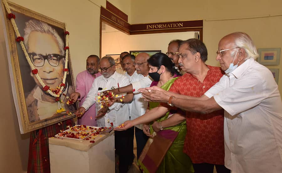 ಲೋಹಿಯಾ ಭಾವಚಿತ್ರಕ್ಕೆ ಪುಷ್ಪ ನಮನ ಸಲ್ಲಿಸಿದ ಗಣ್ಯರು. (ಎಡದಿಂದ) ಕೆ.ವಿ.ನಾಗರಾಜ ಮೂರ್ತಿ, ಎಂ.ಪಿ.ನಾಡಗೌಡ, ಕೆ.ಎಸ್.ನಾಗರಾಜ್, ಟಿ.ಪ್ರಭಾಕರ್, ಅನಿತಾ ಪ್ರದೀಪ್ ವೆಂಕಟರಾಮ್, ಕಾಳಪ್ಪ, ಪ್ರದೀಪ್ ವೆಂಕಟರಾಮ್ ಹಾಗೂ ನರೇಂದ್ರ ಇದ್ದಾರೆ –ಪ್ರಜಾವಾಣಿ ಚಿತ್ರ