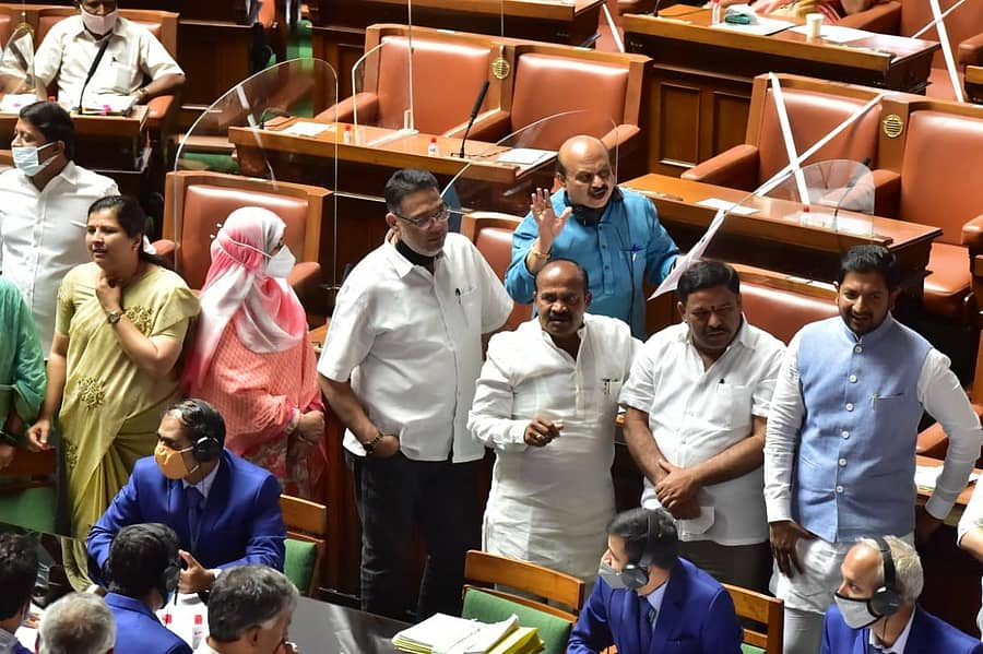 ವಿಧಾನಸಭೆಯಲ್ಲಿ ಕಾಂಗ್ರೆಸ್ ಸದಸ್ಯರ ಧರಣಿ