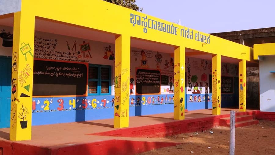 ಖಾನಾಪುರದ ಶಾಸಕರ ಮಾದರಿ ಕನ್ನಡ ಶಾಲೆಯ ಆವರಣದಲ್ಲಿರುವ ಭಾಸ್ಕರಾಚಾರ್ಯ ಗಣಿತಲೋಕ ಕಟ್ಟಡದ ಹೊರ ನೋಟ