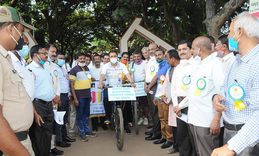 ತುಮಕೂರಿನಲ್ಲಿ ಕ್ಷಯ ರೋಗ ನಿರ್ಮೂಲನೆ ಜಾಥಾದಲ್ಲಿ ಜಿಲ್ಲಾಧಿಕಾರಿ ವೈ.ಎಸ್.ಪಾಟೀಲ ಸೈಕಲ್ ತುಳಿದರು