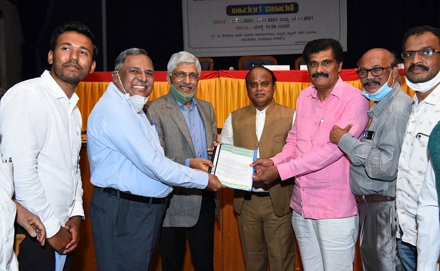 ಸಮಿತಿಯ ಪ್ರಧಾನ ಸಂಚಾಲಕ ಆಡಿಟರ್ ನಾಗರಾಜ್ ಯಲಚವಾಡಿ ಅವರು ಆಯೋಗದ ಅಧ್ಯಕ್ಷ ಜಯಪ್ರಕಾಶ್ ಹೆಗ್ಡೆ ಅವರಿಗೆ ಮನವಿ ಪತ್ರ ಸಲ್ಲಿಸಿದರು. ನಿವೃತ್ತ ಐಎಎಸ್ ಅಧಿಕಾರಿ ಟಿ.ತಿಮ್ಮೇಗೌಡ, ಆಯೋಗದ ಸದಸ್ಯ ರಾಜಶೇಖರ್, ಸಮಿತಿ ಸದಸ್ಯರಾದ ಎಲ್.ಎನ್. ಮುಕುಂದರಾಜ್, ಮಹೇಶಗೌಡ ಮತ್ತು ಕರುಣ್ ಆನಂದ್ ಇದ್ದರು