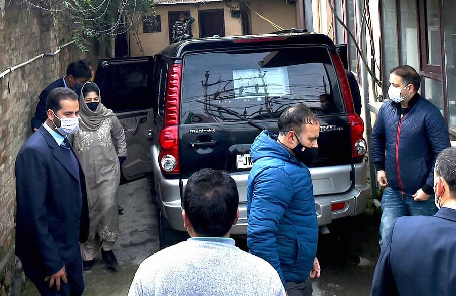 ಅಕ್ರಮ ಹಣ ವರ್ಗಾವಣೆ ಪ್ರಕರಣಕ್ಕೆ ಸಂಬಂಧಿಸಿದಂತೆ ವಿಚಾರಣೆಗೆ ಹಾಜರಾಗಲು ಗುರುವಾರ ಶ್ರೀನಗರದಲ್ಲಿರುವ ಜಾರಿ ನಿರ್ದೇಶನಾಲಯ ಕಚೇರಿ ತಲುಪಿದ ಪೀಪಲ್ಸ್ ಡೆಮಾಕ್ರಟಿಕ್ ಪಾರ್ಟಿ (ಪಿಡಿಪಿ) ಅಧ್ಯಕ್ಷೆ ಮೆಹಬೂಬ ಮುಫ್ತಿ.