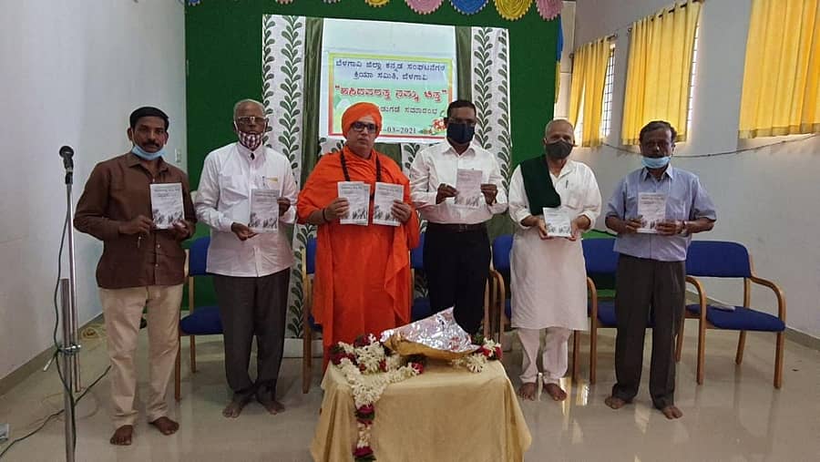 ಬೆಳಗಾವಿಯಲ್ಲಿ ಅಶೋಕ ಚಂದರಗಿ ವಿರಚಿತ ‘ಹಸಿದವರತ್ತ ನಮ್ಮ ಚಿತ್ತ’ ಕಿರುಹೊತ್ತಿಗೆಯನ್ನು ಹುಕ್ಕೇರಿ ಹಿರೇಮಠದ ಚಂದ್ರಶೇಖರ ಶಿವಾಚಾರ್ಯ ಸ್ವಾಮೀಜಿ ಬುಧವಾರ ಬಿಡುಗಡೆ ಮಾಡಿದರು