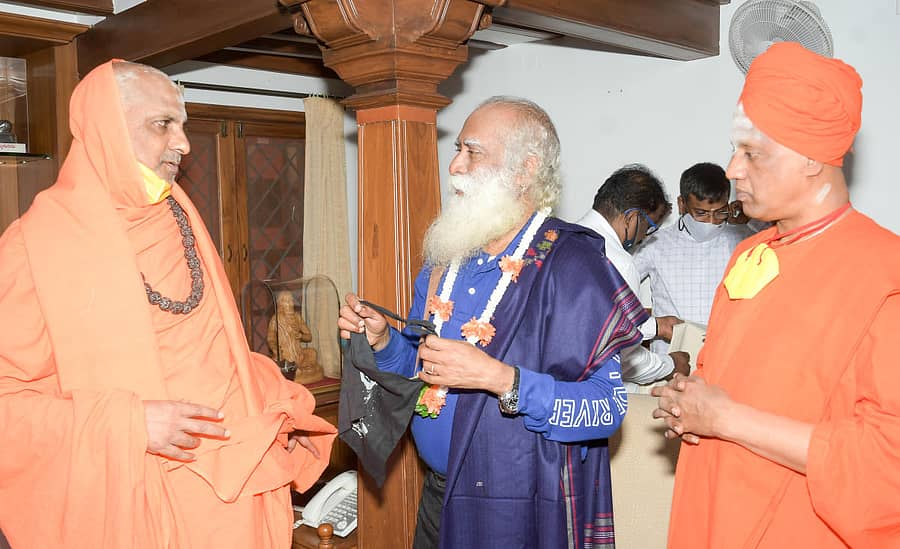 ಈಶಾ ಫೌಂಡೇಷನ್ನಿನ ಸಂಸ್ಥಾಪಕ ಜಗ್ಗಿ ವಾಸುದೇವ್ ಅವರು ಸುತ್ತೂರು ಮಠಕ್ಕೆ ಗುರುವಾರ ಭೇಟಿ ನೀಡಿ ಶಿವರಾತ್ರಿದೇಶಿಕೇಂದ್ರ ಸ್ವಾಮೀಜಿ ಹಾಗೂ ಸಿದ್ಧಗಂಗಾ ಮಠದ ಸಿದ್ಧಲಿಂಗಸ್ವಾಮೀಜಿ ಅವರೊಂದಿಗೆ ಮಾತುಕತೆ ನಡೆಸಿದರು