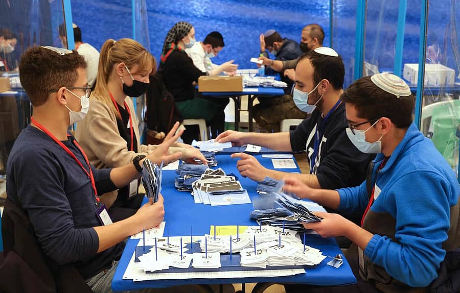 ಇಸ್ರೇಲ್ ಚುನಾವಣೆಯ ಮತ ಎಣಿಕೆ ಪ್ರಕ್ರಿಯೆಯಲ್ಲಿ ತೊಡಗಿರುವ ಸಿಬ್ಬಂದಿ