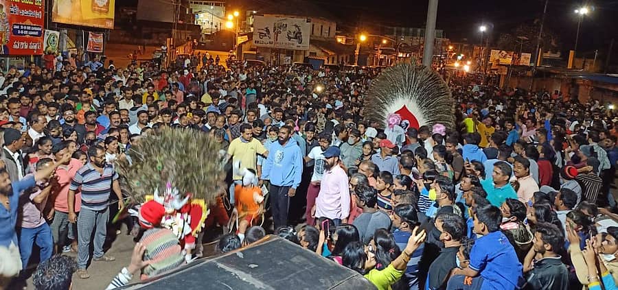 ಶಿರಸಿಯ ಹಳೆ ಬಸ್ ನಿಲ್ದಾಣ ವೃತ್ತದಲ್ಲಿ ಬೇಡರ ವೇಷ ವೀಕ್ಷೀಸಲು ಬುಧವಾರ ರಾತ್ರಿ ಸೇರಿದ್ದ ಜನಸ್ತೋಮ