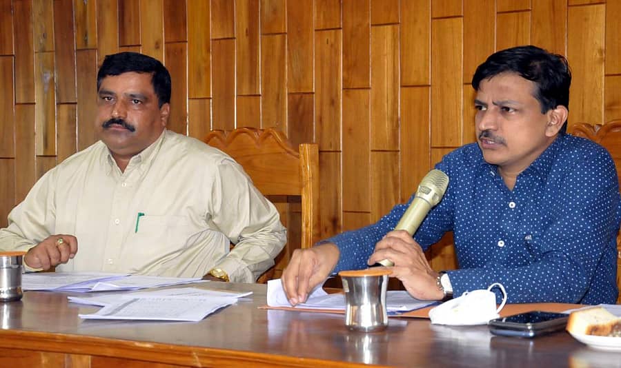 ಚಿಕ್ಕಮಗಳೂರಿನ ನಗರಸಭೆ ಸಭಾಂಗಣದಲ್ಲಿ ನಡೆದ ಬಜೆಟ್‌ ಸಭೆಯಲ್ಲಿ ಜಿಲ್ಲಾಧಿಕಾರಿ ರಮೇಶ್‌ ಮಾತನಾಡಿದರು.